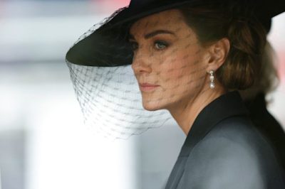 Tren Pakaian Formal Wanita 2025: Elegan & Multifungsi