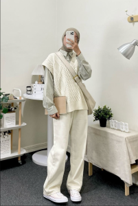 Outfit stylish dengan aksesoris elegan seperti kalung dan tas kecil yang mempertegas identitas personal dalam fashion