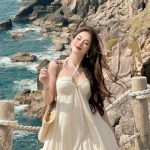 Jumpsuit putih elegan untuk Outfit Liburan Pantai yang santai dan stylish