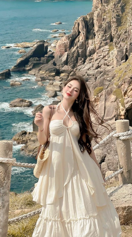 Jumpsuit putih elegan untuk Outfit Liburan Pantai yang santai dan stylish