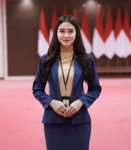 Wanita profesional mengenakan outfit kantoran formal dengan blazer elegan